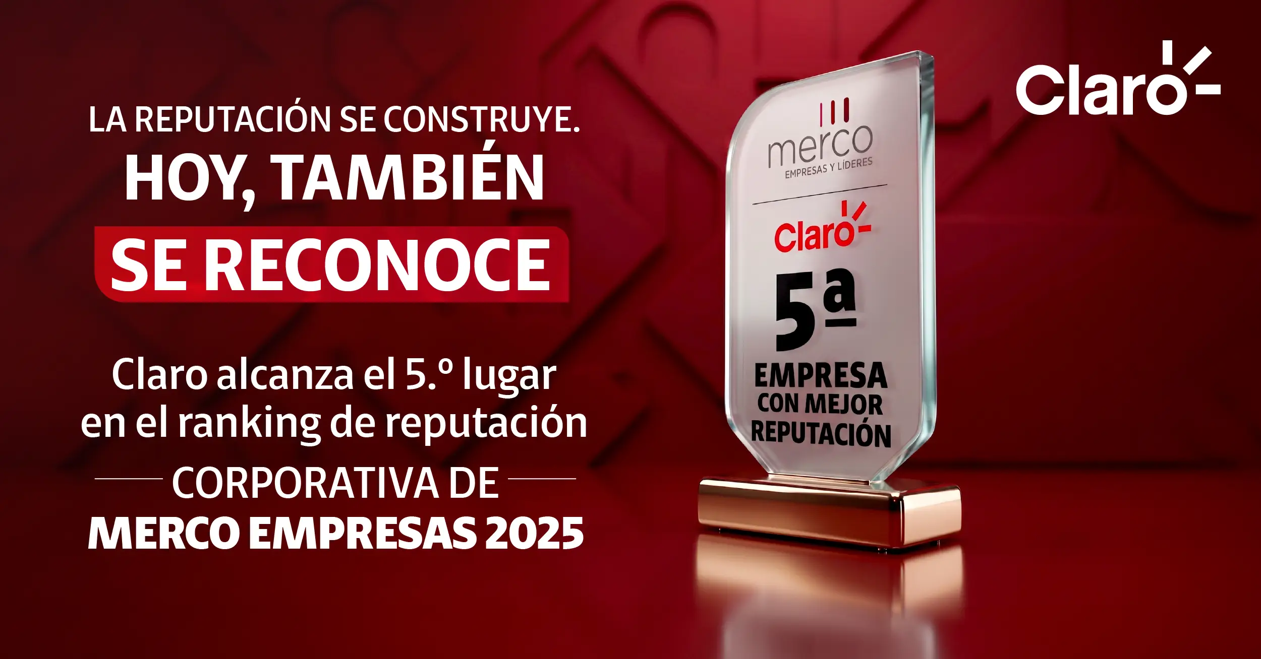 Trofeo de cristal con base metálica que reconoce a Claro en el 5.º lugar del ranking Merco Empresas 2025 por su reputación.
