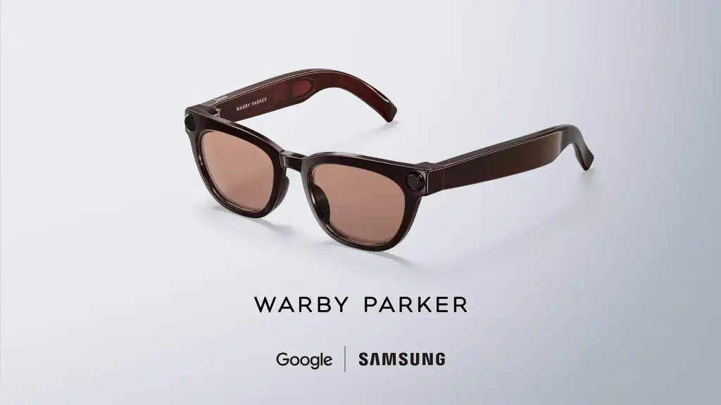 Exposición de monturas diseñadas por Gentle Monster y Warby Parker para las gafas inteligentes Galaxy.