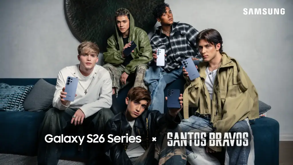 Jóvenes participantes del Galaxy K Challenge interactuando con retos creativos en redes sociales regionales.