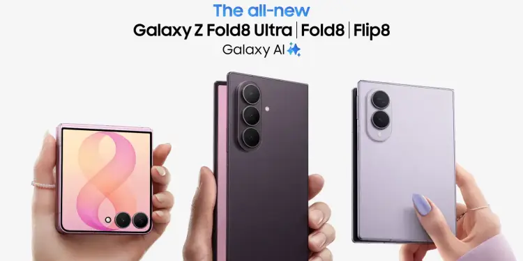 Tres manos sostienen smartphones plegables Samsung Galaxy Z Fold8 Ultra, Fold8 y Flip8. Modelos rosa, morado oscuro y lila claro.