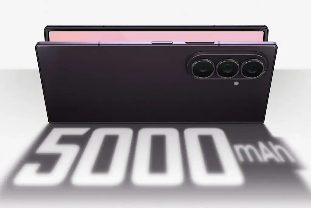 Vista trasera de un smartphone plegable morado oscuro con triple cámara. La sombra '5000 mAh' indica su alta capacidad de batería.