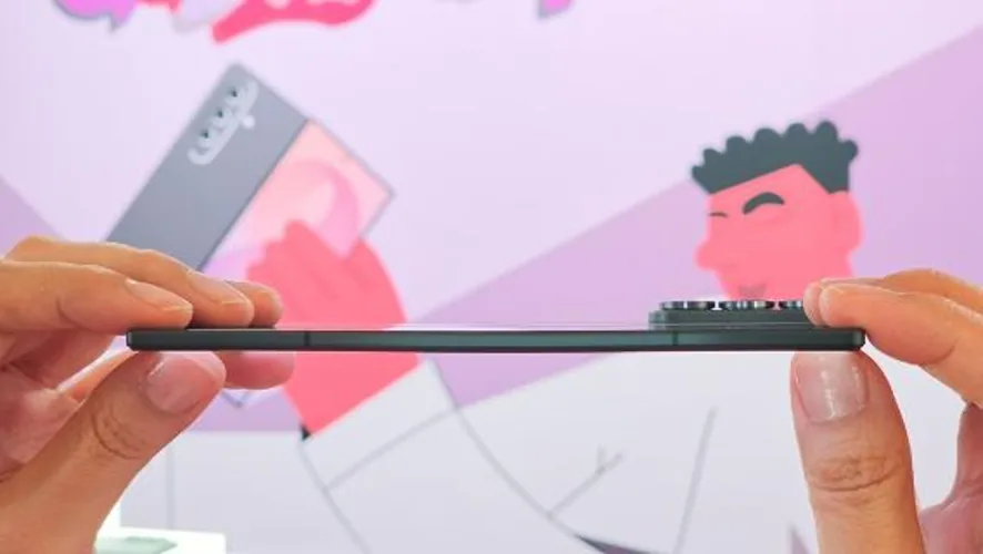 El nuevo Galaxy Z Fold8 Ultra presenta un perfil notablemente delgado cuando está desplegado.