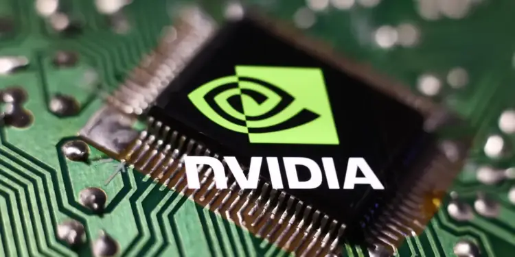 Primer plano de un microchip de NVIDIA montado sobre una placa de circuito impreso verde con componentes electrónicos.