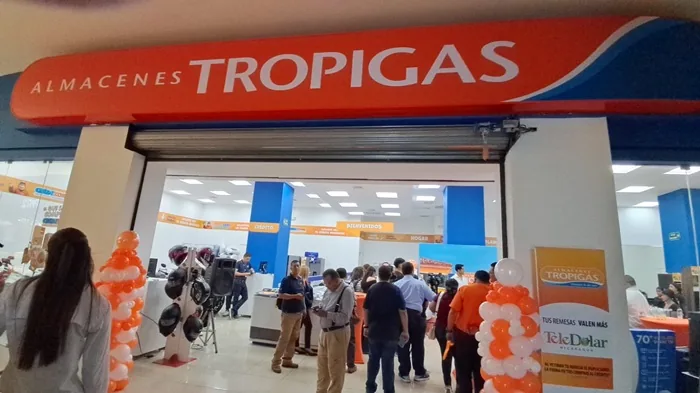 Espacio interior renovado con exhibición de electrodomésticos y tecnología.