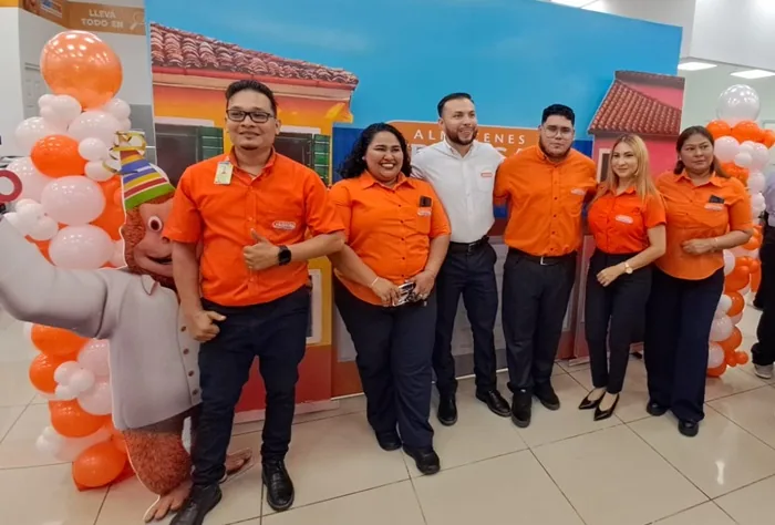 Clientes recorriendo las nuevas instalaciones durante el evento de reinauguración.