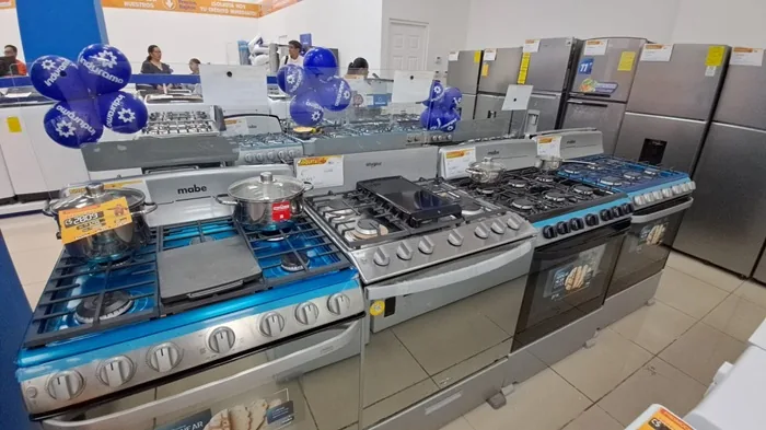 Jefe de marca presentando las promociones y ofertas especiales de reapertura.