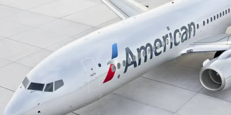 Vista superior de la parte delantera de un avión comercial con la inscripción American Airlines en el fuselaje.