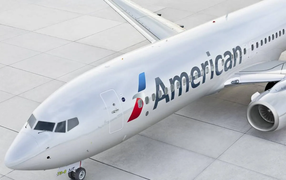Vista superior de la parte delantera de un avión comercial con la inscripción American Airlines en el fuselaje.
