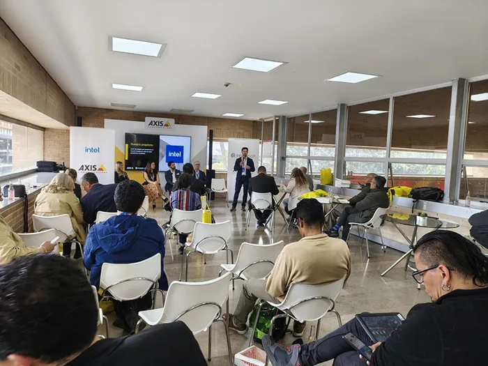 Demostración de cámaras de videovigilancia inteligente para entornos urbanos y extremos.