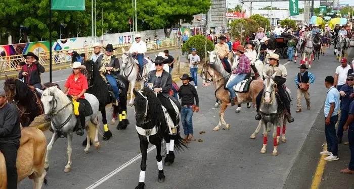 Banpro participa en desfile de carrozas de fiestas agostinas