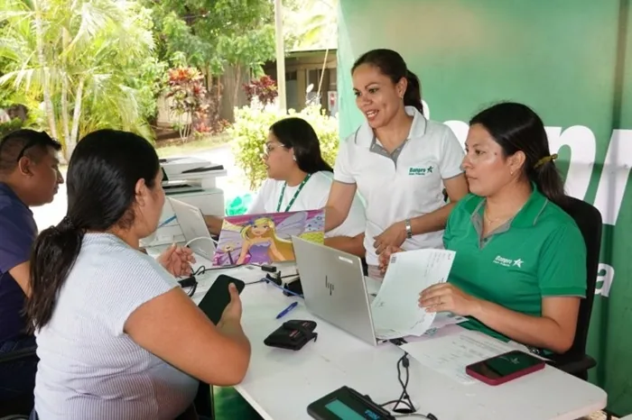Padres de familia aprovechan la oportunidad para abrir cuentas Chiquiahorro a sus hijos.