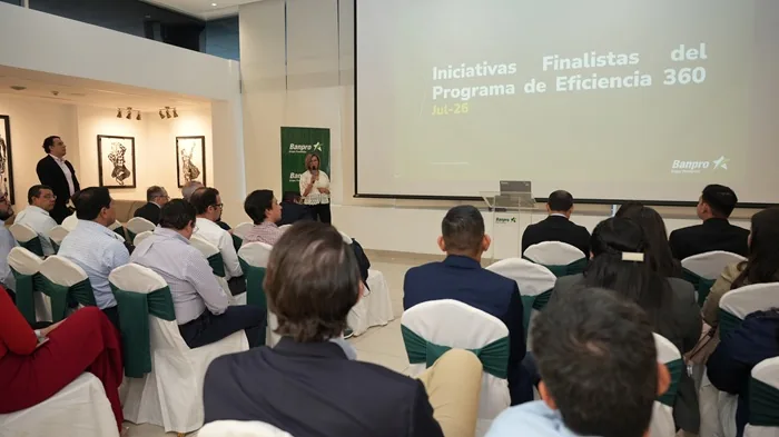 Representantes de los proyectos ganadores reciben reconocimientos