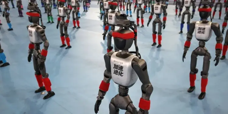 Gran grupo de robots humanoides de pie alineados en un suelo azul en una exhibición de tecnología.