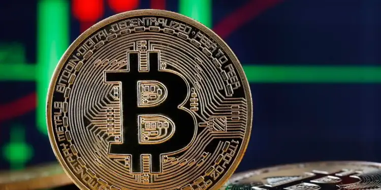 Primer plano de una moneda de Bitcoin dorada con el símbolo 'B' en el centro, sobre un fondo de gráficos financieros con barras verdes y rojas.