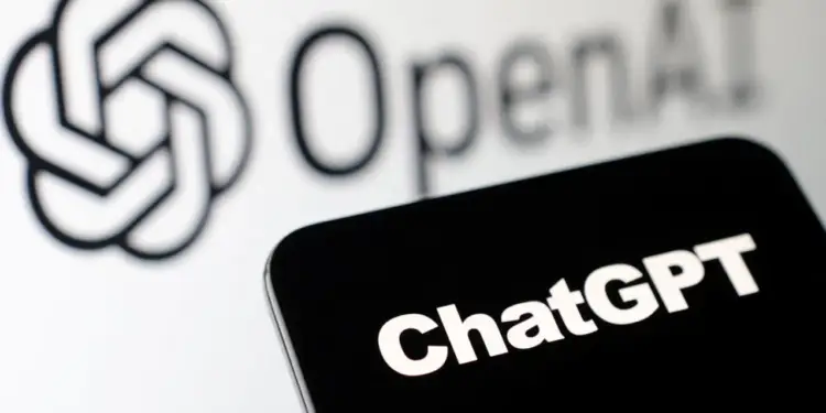 Primer plano de los logotipos de OpenAI y ChatGPT mostrados en pantallas digitales.