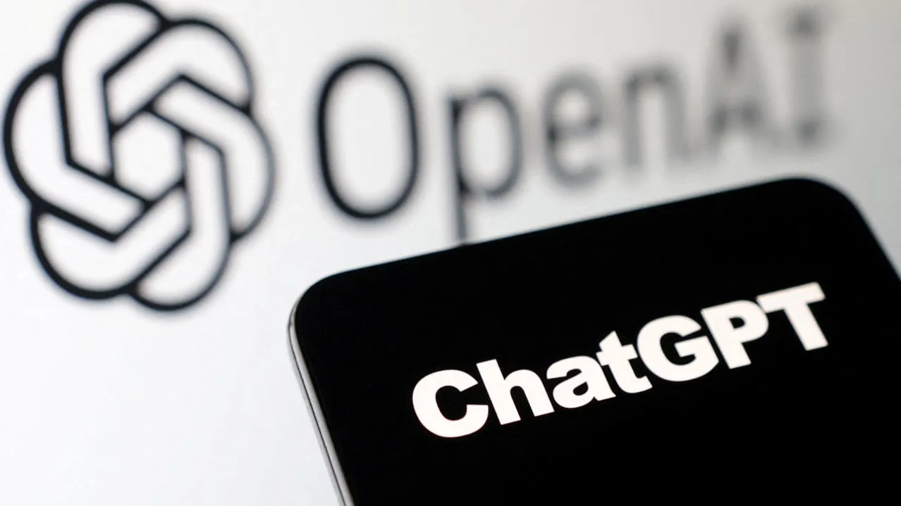 Primer plano de los logotipos de OpenAI y ChatGPT mostrados en pantallas digitales.