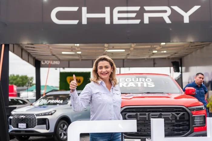 Visitantes conociendo las caracteristicas de la nueva tecnologia de Chery