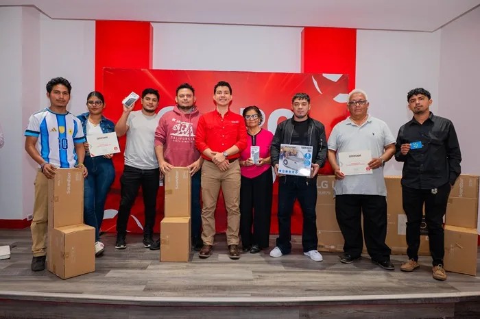 Ganadores de la campaña de Claro Nicaragua posan con sus premios.