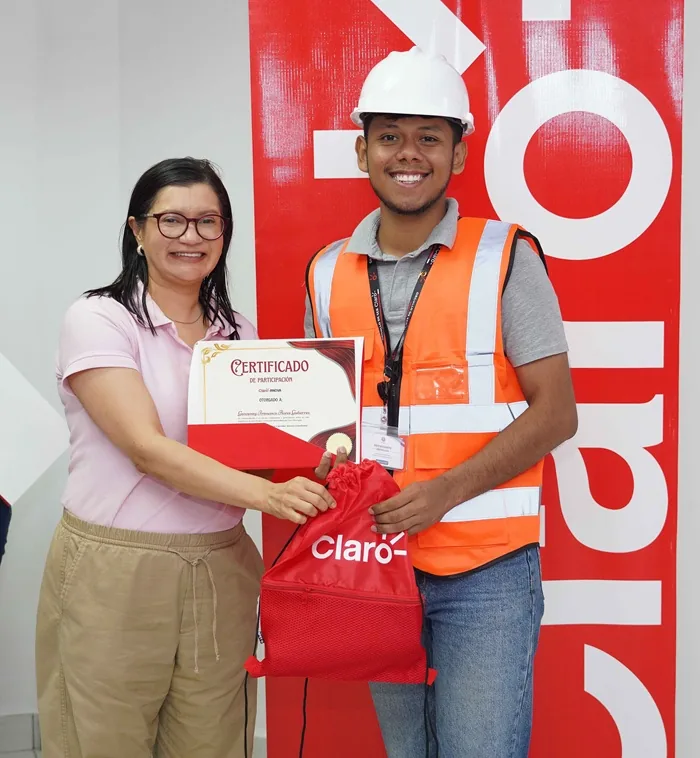 Jóvenes participantes en las dinámicas de integración y aprendizaje tecnológico.