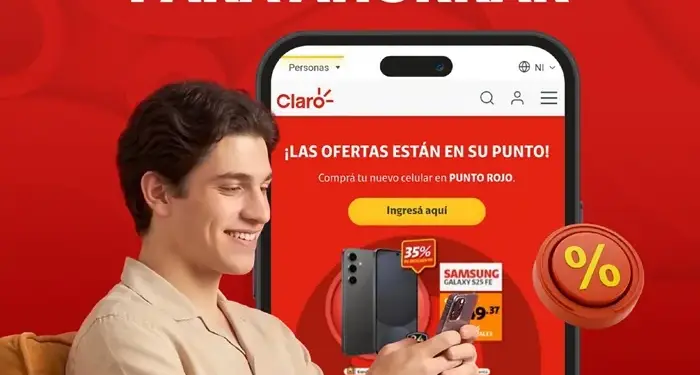 Hombre sonriente sentado en un sillón usando su teléfono móvil con publicidad de la marca Claro y ofertas de celulares de fondo.