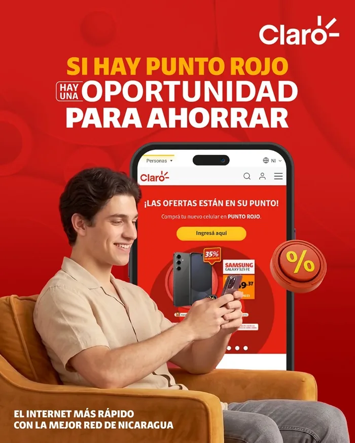 Hombre sonriente sentado en un sillón usando su teléfono móvil con publicidad de la marca Claro y ofertas de celulares de fondo.