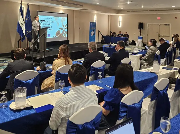 Participantes del seminario intercambian conocimientos sobre el comercio de café y cacao.