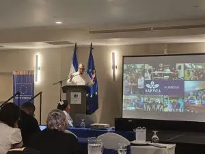 Autoridades y especialistas en la mesa principal del seminario de información.
