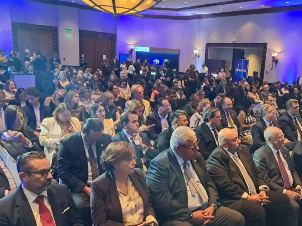Luis Maturén presentando los resultados del estudio Confianza 2026
