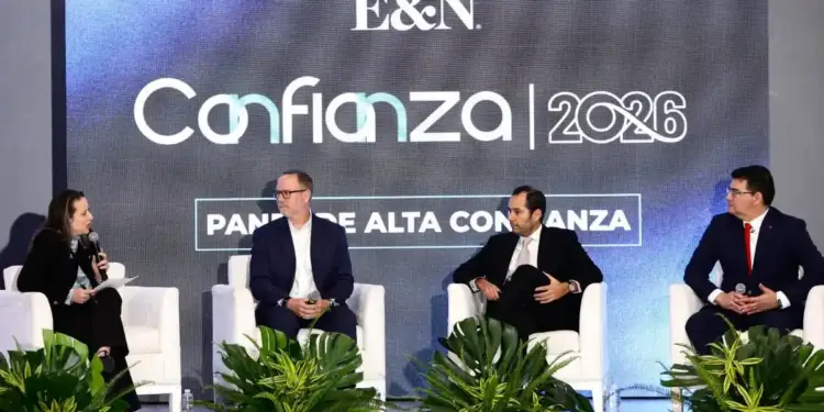 Cuatro profesionales sentados en sillones blancos participando en un panel de discusión empresarial frente a una pantalla con el texto E&N Confianza 2026.