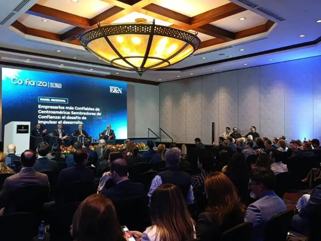 Panel regional en conferencia de negocios 'Confianza 2023'. Cuatro expertos debaten sobre empresarios confiables y desarrollo económico ante una audiencia profesional.