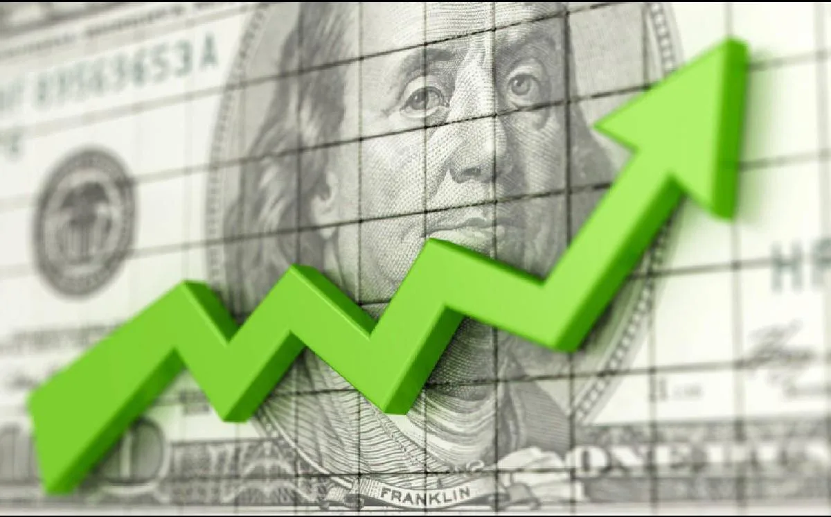 Una flecha verde 3D ascendente sobre un billete de cien dólares estadounidenses y un gráfico de cuadrícula, simbolizando crecimiento financiero y económico.