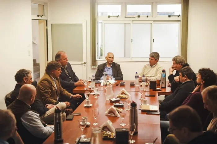 Encuentro institucional con representantes de cooperativas y pequeños productores.