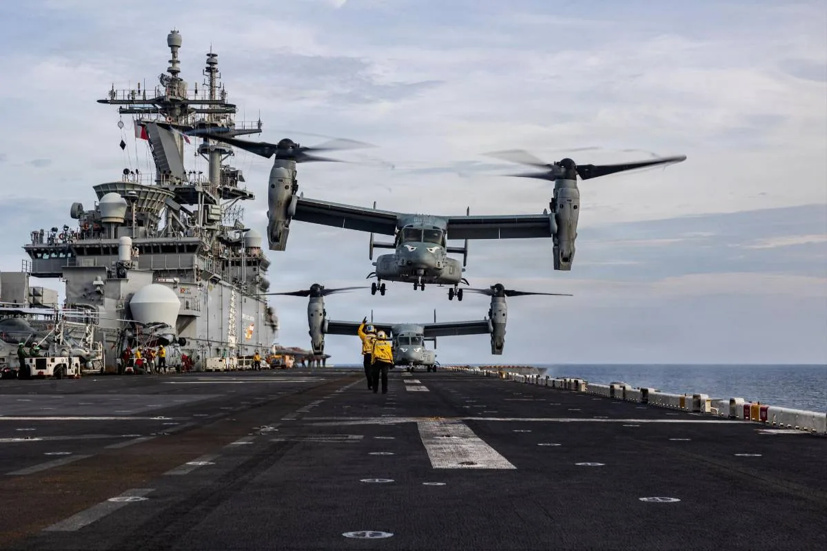 Dos aeronaves de despegue vertical operando en la cubierta de un gran buque militar en el mar.
