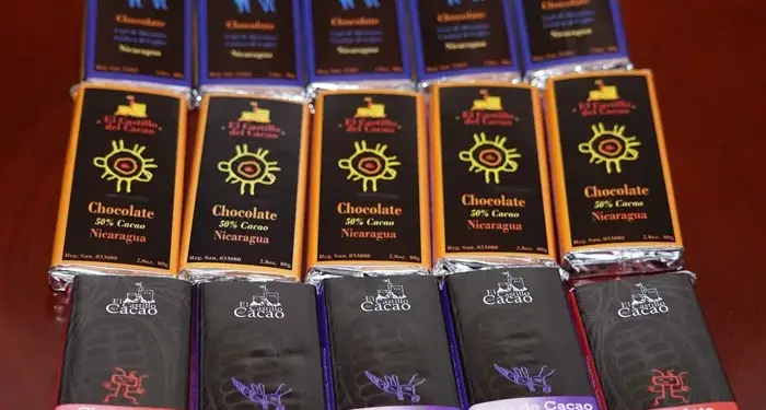 Varias barras de chocolate 'El Castillo del Cacao' de Nicaragua, con 50% y 75% cacao, y pasta de cacao, en empaques coloridos.