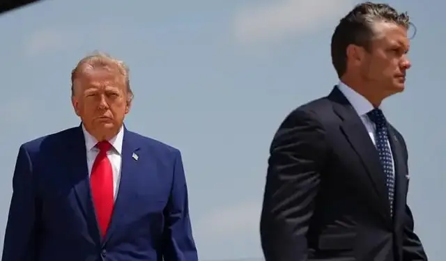 Dos hombres con traje formal y corbata caminando al aire libre bajo el cielo despejado.