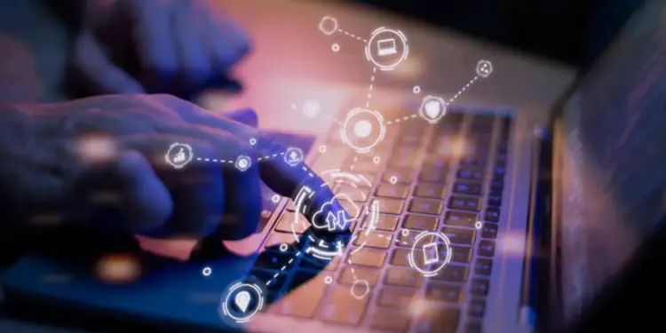 Manos sobre un teclado de laptop con una superposición de iconos digitales interconectados, representando tecnología, datos, seguridad y computación en la nube. Fondo oscuro.