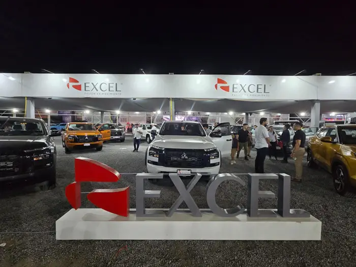 Portafolio de vehículos comerciales y camiones presentados por Excel.