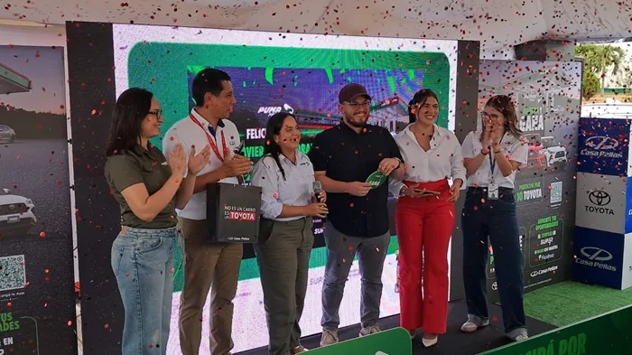 Yader Cinco celebra su premio, el segundo Toyota Yaris Cross de la promoción.