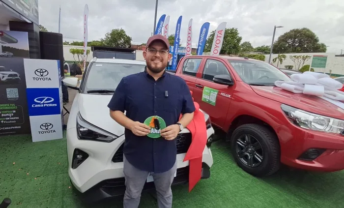 José Javier Rivas Morales recibe las llaves de su Toyota Yaris Cross.