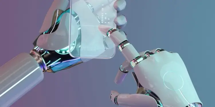 Dos manos robóticas sostienen y manipulan un smartphone transparente con interfaz digital sobre fondo degradado.
