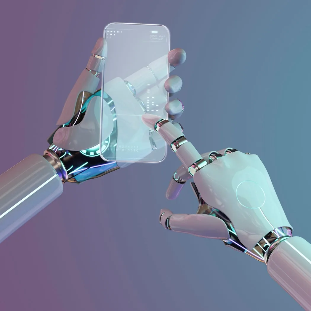 Dos manos robóticas sostienen y manipulan un smartphone transparente con interfaz digital sobre fondo degradado.
