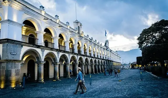 Guatemala amplía déficit comercial pese a mayores exportaciones