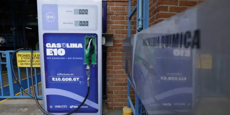 Bomba expendedora de gasolina E10 con pantalla digital en ceros y pistola dispensadora verde.