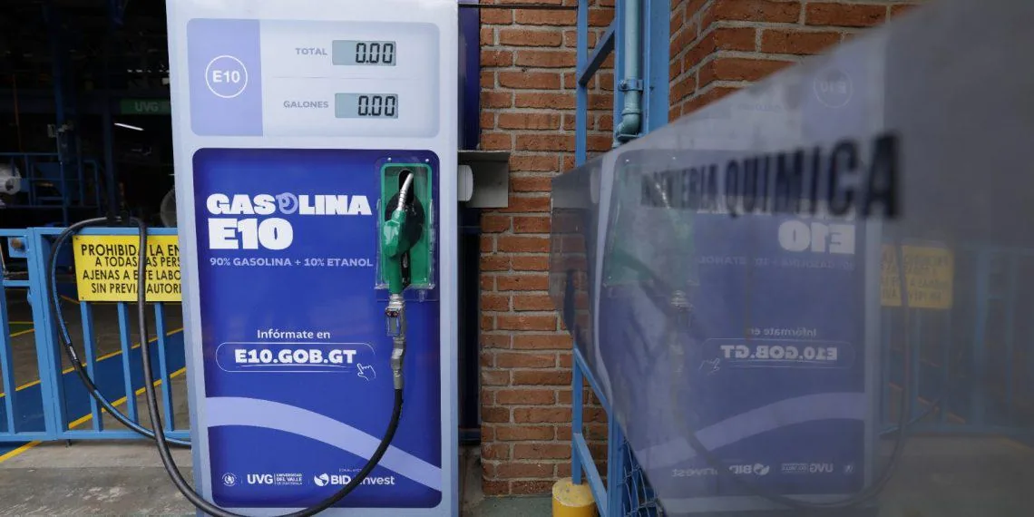 Bomba expendedora de gasolina E10 con pantalla digital en ceros y pistola dispensadora verde.