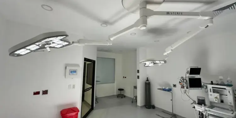 Quirófano moderno y bien iluminado con luces quirúrgicas STERIS, equipo médico avanzado, monitores y un tanque de oxígeno. Refleja inversión en infraestructura hospitalaria.