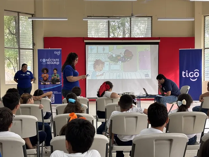 La educación digital es clave para enfrentar los retos tecnológicos que presenta la IA en aulas y hogares.