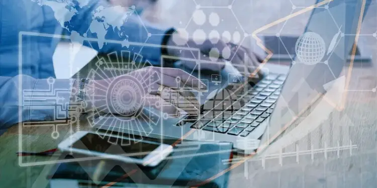 Manos escribiendo en un portátil con superposiciones digitales de mapa mundial, circuitos, iconos de red y gráficos de crecimiento.
