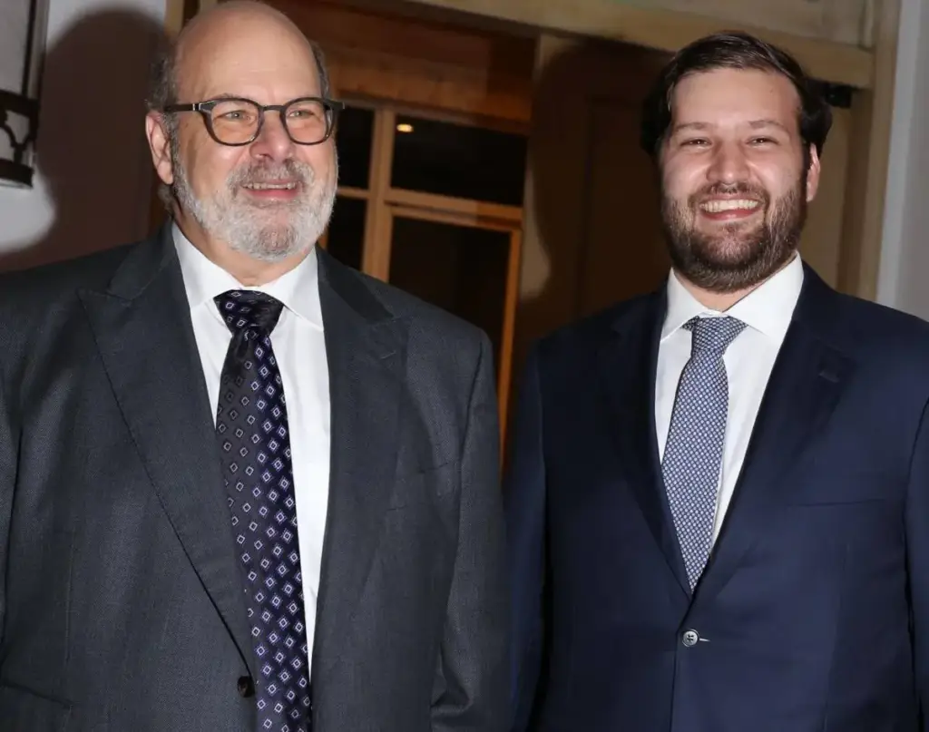 Jorge Canahuati Larach, presidente de Grupo OPSA, recibe reconocimiento en gala.