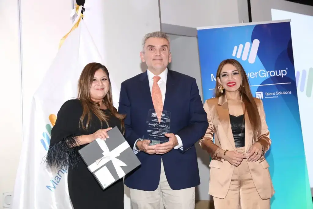 Ejecutivos de Manpower Group y Brain Consulting Group durante la ceremonia.