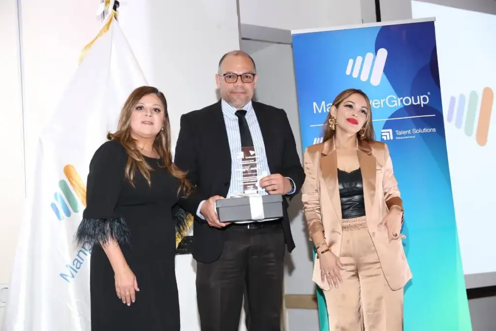 Lesslie de Davidovich, ejecutiva de Brain Consulting Group, destaca la labor de los homenajeados.